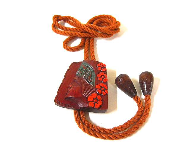 ループタイ メノコ色付き オレンジひも [トミヤ郷土民芸]