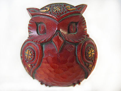 アイヌ模様フクロウブローチ赤 - アイヌ民芸品 [トミヤ郷土民芸]