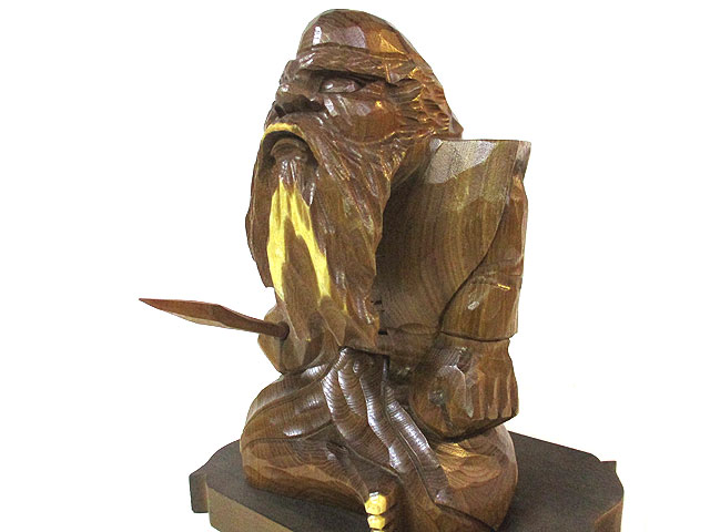 アイヌ　木彫り　　酋長　　置物　　最終値下げ アイヌ酋長座り槍持ち9号エンジュ [トミヤ郷土民芸]